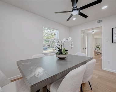 2414 Walnut Bend Lane - Photo Thumbnail 22