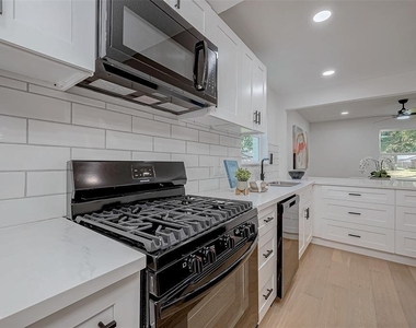2414 Walnut Bend Lane - Photo Thumbnail 13