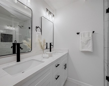 2414 Walnut Bend Lane - Photo Thumbnail 28