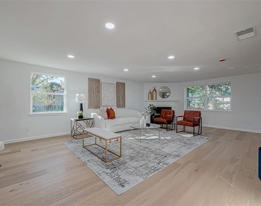 2414 Walnut Bend Lane - Photo Thumbnail 5