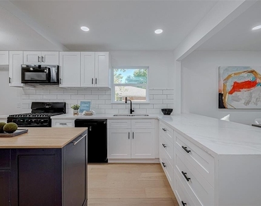 2414 Walnut Bend Lane - Photo Thumbnail 16
