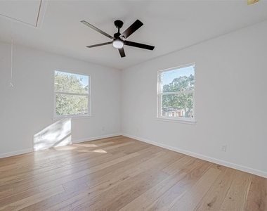 2414 Walnut Bend Lane - Photo Thumbnail 29