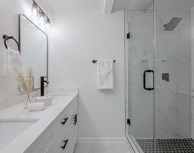2414 Walnut Bend Lane - Photo Thumbnail 27