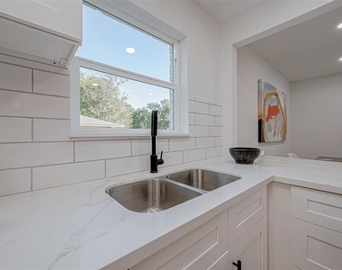 2414 Walnut Bend Lane - Photo Thumbnail 14