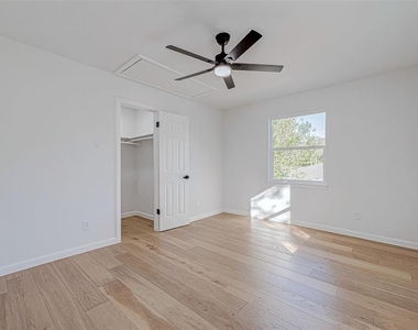 2414 Walnut Bend Lane - Photo Thumbnail 30