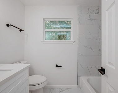 2414 Walnut Bend Lane - Photo Thumbnail 31