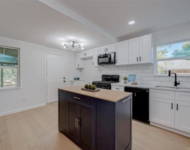 2414 Walnut Bend Lane - Photo Thumbnail 17