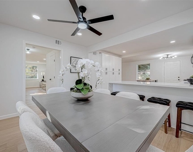 2414 Walnut Bend Lane - Photo Thumbnail 19