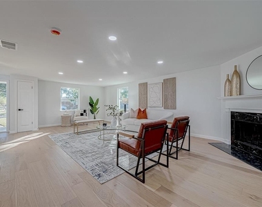 2414 Walnut Bend Lane - Photo Thumbnail 9