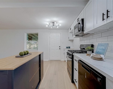 2414 Walnut Bend Lane - Photo Thumbnail 15