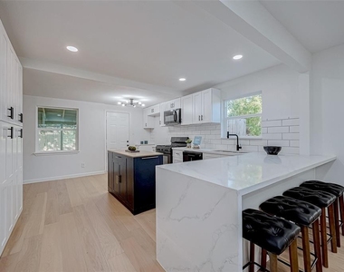 2414 Walnut Bend Lane - Photo Thumbnail 18