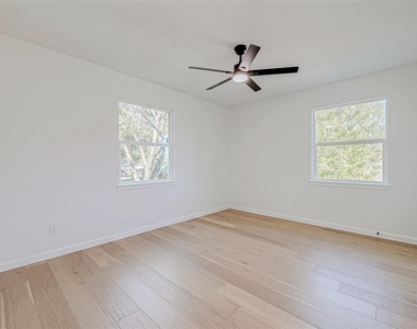 2414 Walnut Bend Lane - Photo Thumbnail 33