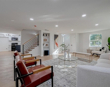 2414 Walnut Bend Lane - Photo Thumbnail 10