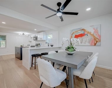 2414 Walnut Bend Lane - Photo Thumbnail 20