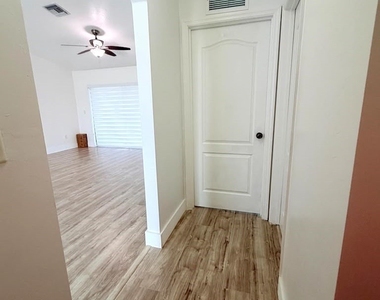2020 Nw 16th Terrace - Photo Thumbnail 12