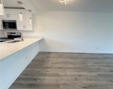 16150 Bay Pointe Boulevard - Photo Thumbnail 10