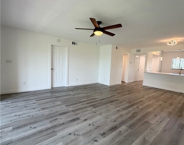16150 Bay Pointe Boulevard - Photo Thumbnail 12