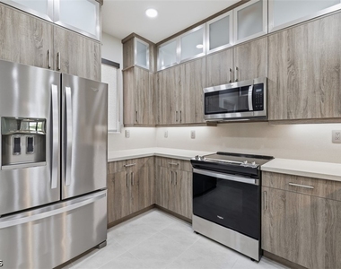 5069 Penella Avenue - Photo Thumbnail 6
