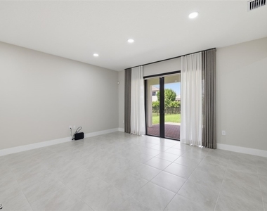 5069 Penella Avenue - Photo Thumbnail 8
