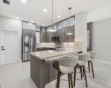 5069 Penella Avenue - Photo Thumbnail 5