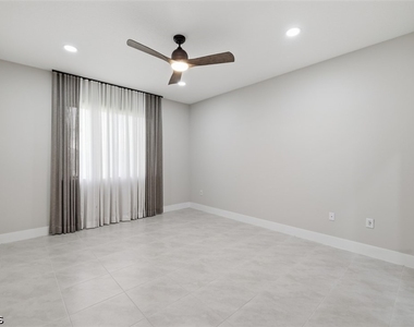 5069 Penella Avenue - Photo Thumbnail 9