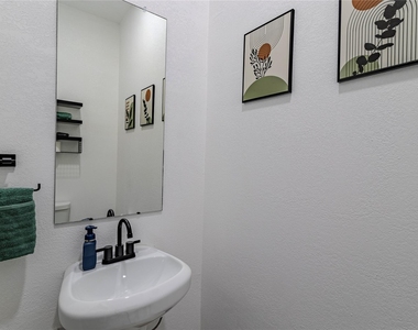 5901 Crest Court - Photo Thumbnail 8