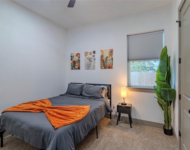 5901 Crest Court - Photo Thumbnail 9