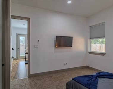 5901 Crest Court - Photo Thumbnail 14
