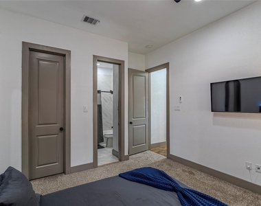 5901 Crest Court - Photo Thumbnail 13