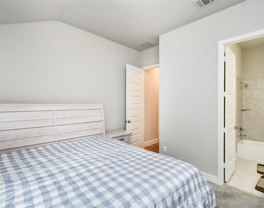 5042 Albany Shores Lane - Photo Thumbnail 16