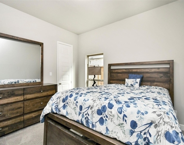 5042 Albany Shores Lane - Photo Thumbnail 8