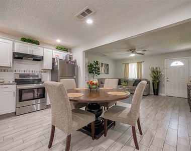 16614 Forest Bend Avenue - Photo Thumbnail 12