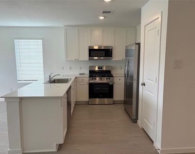 940 Woodhaven Lakes Drive - Photo Thumbnail 8