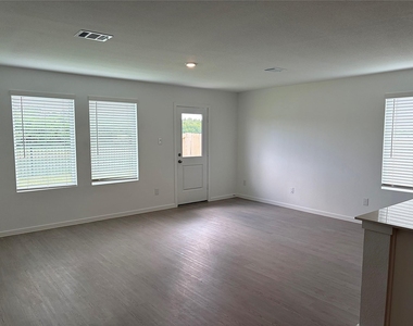 940 Woodhaven Lakes Drive - Photo Thumbnail 12