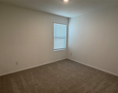 940 Woodhaven Lakes Drive - Photo Thumbnail 7