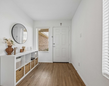 26810 Cenzontle Dr - Photo Thumbnail 2