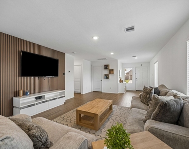 26810 Cenzontle Dr - Photo Thumbnail 4