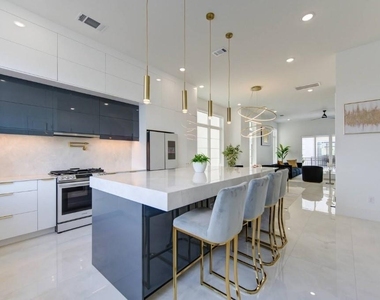 5702 Fairdale Ln - Photo Thumbnail 10