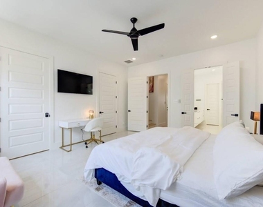 5702 Fairdale Ln - Photo Thumbnail 24