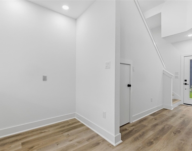 812 Elkhart Street - Photo Thumbnail 6