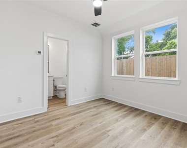 812 Elkhart Street - Photo Thumbnail 8