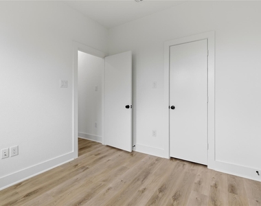 812 Elkhart Street - Photo Thumbnail 27