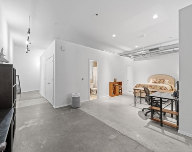 1312 Live Oak Street - Photo Thumbnail 7