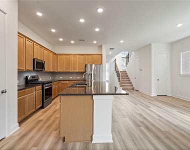 1511 Emma Lake Drive - Photo Thumbnail 6