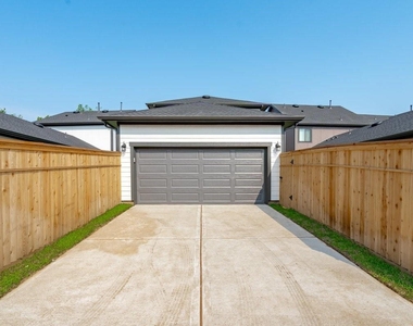 1511 Emma Lake Drive - Photo Thumbnail 24