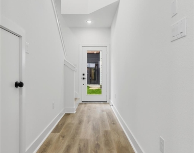 812 Elkhart Street - Photo Thumbnail 10