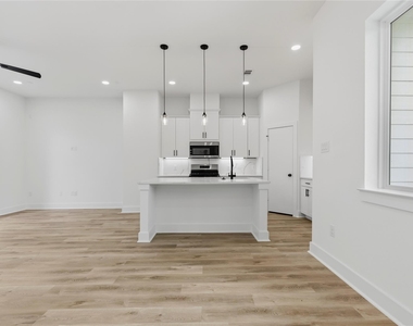 812 Elkhart Street - Photo Thumbnail 13