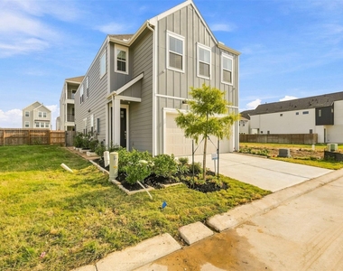 2305 Via Laura Lane - Photo Thumbnail 2