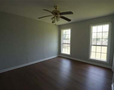 306 Center Way Street - Photo Thumbnail 3
