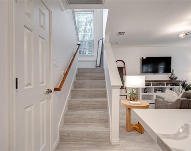 35 N Walden Elms Circle - Photo Thumbnail 8